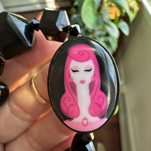 Tarina Tarantino Resin Bead Stretch Cameo Heart Bow Bracelet - Picture 6 of 12